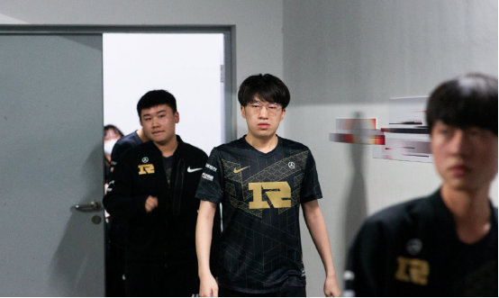 争冠没戏了！英媒：萨卡腿筋撕裂，或将缺席至明年三月初才能恢复.