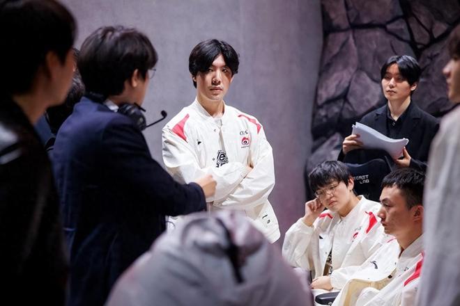 媒体人：卡尔顿和周琦篮下的卡位在G1妥妥的犯规 放到G2就不算了