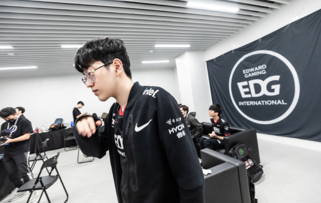 勇士大胜马刺42分！库里三节打卡，超越快船排名第六.