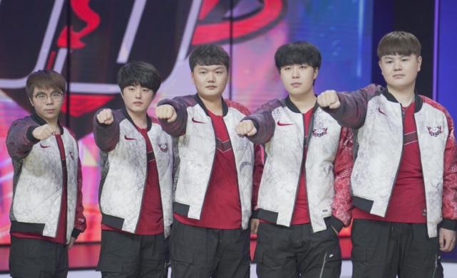 洛夫顿37+17+9上海豪取14连胜 北控三外援空砍83